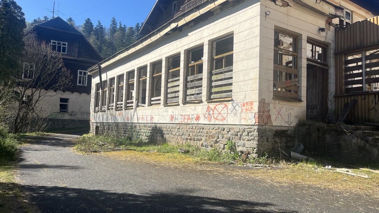Exteriér - MEZI